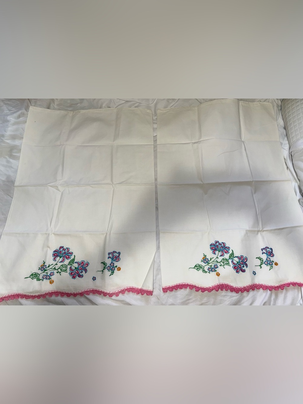 Vintage 100% Cotton Embroidered Floral Pillowcase Pair with Pink Trim 28”x21”